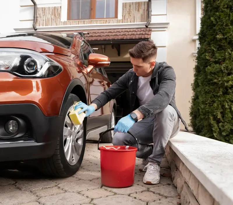 Lavage auto à domicile Lacanau : professionnel intervenant sur un véhicule